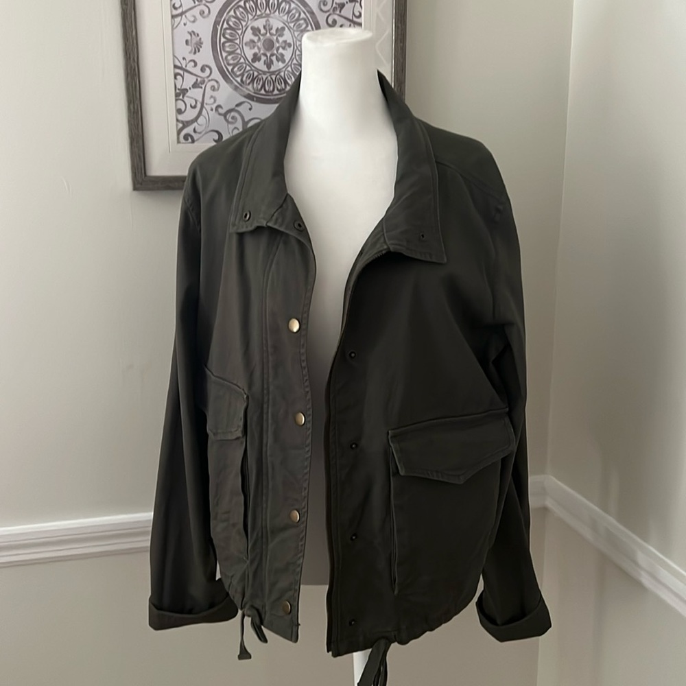 Caslon green khaki jacket, size Large, snap buttons, collar folds or stands.